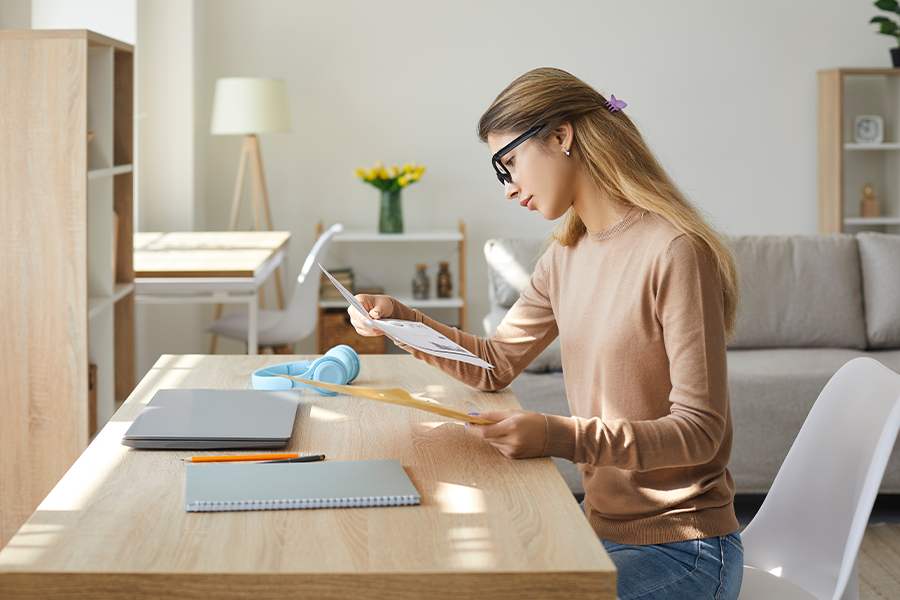 woman checking debtor factoring eligibility